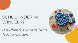 Blau gemusterte Stoffwindel liegt auf einem Holztisch, umgeben von Schulutensilien und bunten Buchstaben – Symbolbild für das Thema „Schulkinder in Windeln“.