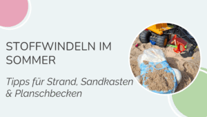 „Stoffwindel liegt sandbedeckt im Sandkasten, umgeben von buntem Spielzeug. Links im Bild steht der Titel ‚Stoffwindeln im Sommer – Tipps für Strand, Sandkasten & Planschbecken‘.