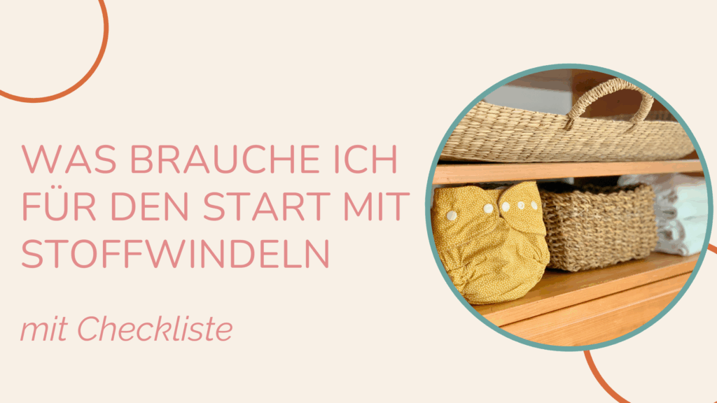 Grafik mit dem Titel „Was brauche ich für den Start mit Stoffwindeln – mit Checkliste“. Rechts zeigt ein runder Fotoausschnitt ein Regal mit Stoffwindeln, geflochtenen Körben und Mulltüchern. Links stehen der Titel und ein dekoratives Linien-Element auf hellem Hintergrund.