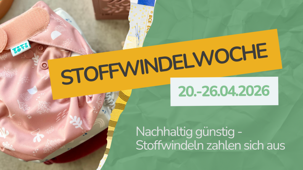 Grafik zur Stoffwindelwoche: Links ist eine rosafarbene Stoffwindel mit Muster zu sehen. Rechts steht auf grünem Hintergrund der Text ‚Stoffwindelwoche‘ sowie der Zeitraum ‚20.–26.04.2026‘. Darunter der Slogan: ‚Nachhaltig günstig – Stoffwindeln zahlen sich aus‘.